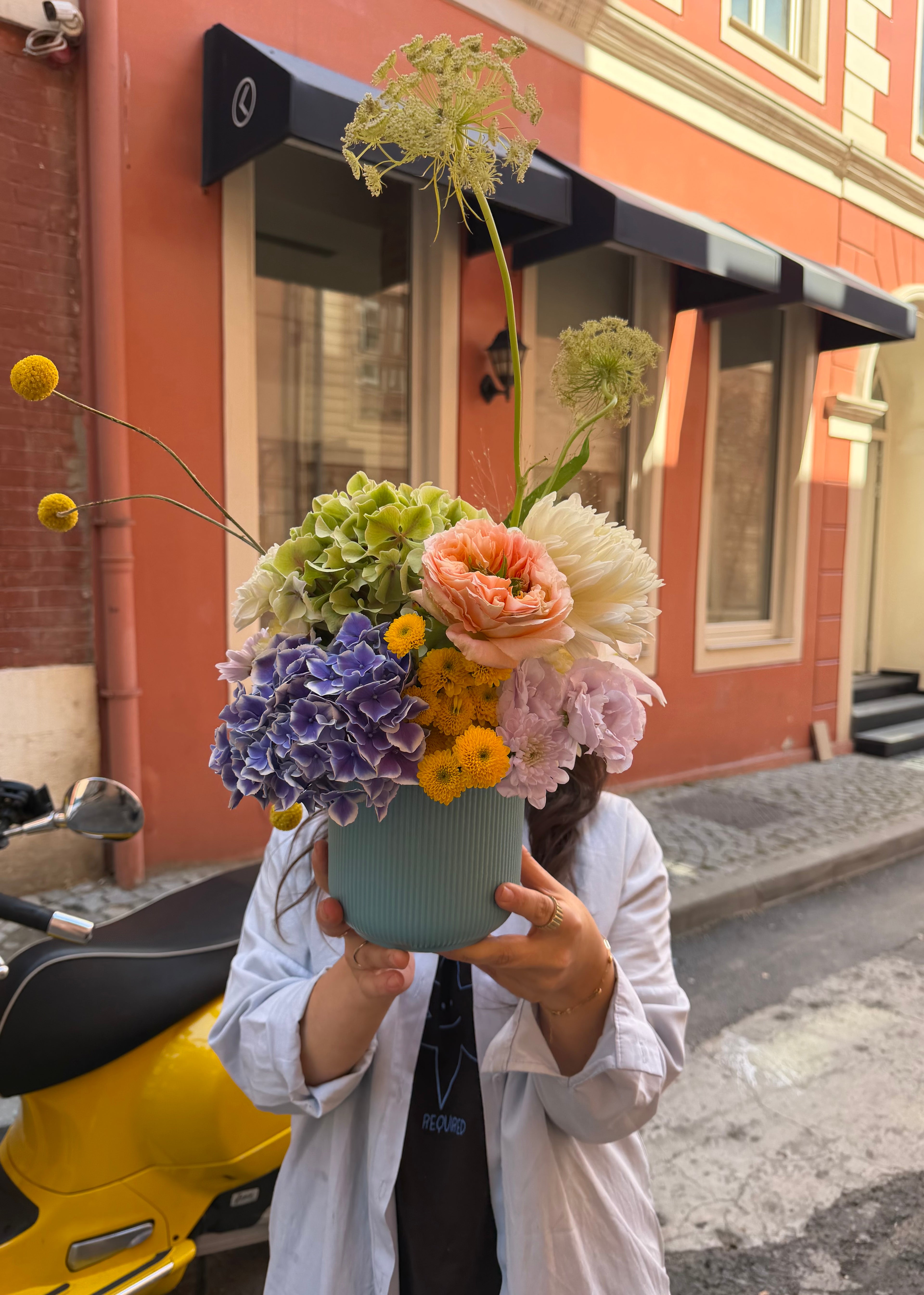 Dancing vase